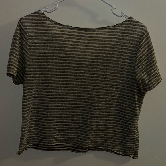 ⭐️Cloud chaser striped cropped T-shirt - Picture 3 of 3